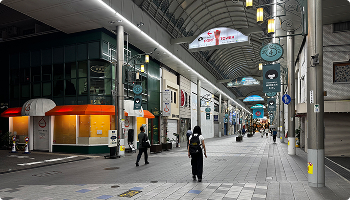 夜でも明るく人通りがあり安心